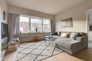  Disposition- situé au premier étage (sans ascenseur)- hall d'entrée avec placard- toilettes séparées- salon et salle à manger- cuisine équipée-...