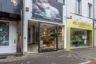<p>Bent u op zoek naar een zeer verzorgde commerciële ruimte met veel potentieel op een centrale locatie?<br />Deze handelsgelijkvloers, gelegen in het hart van Sint-Antonius (Zoersel), biedt uitstekende zichtbaarheid, een lichtrijke vitrine en een praktische indeling voor uiteenlopende activiteiten.<br /><br /><strong>INDELING</strong><br /><br />Bij binnenkomst betreedt u een ruime, lichtrijke handelsruimte met een opvallende etalage, ideaal om uw zaak maximaal in de kijker te zetten. Dankzij de open indeling zijn er tal van inrichtingsmogelijkheden.<br /><br />Aansluitend bereikt u via een hal het toilet en de buitenruimte. Vanuit de grote handelsruimte heeft u tevens toegang tot een aparte kamer, die verder doorloopt naar een praktische berging en een afzonderlijke keuken, die eveneens uitgeeft op de hal met het toilet.<br /><br />Als extra troef is er een binnenkoer met achteruitgang naar de achterliggende straat, wat zorgt voor een vlotte bereikbaarheid en bijkomende praktische mogelijkheden.<br /><br />Deze veelzijdige handelsgelijkvloers is ideaal voor wie op zoek is naar een commerciële ruimte met groeipotentieel op een toplocatie in het centrum van Sint-Antonius.<br /><br /><strong>BIJZONDERHEDEN</strong><br /><br />+ Centrale, commerciële ligging<br />+ Goede bereikbaarheid<br />+ Aantrekkelijke etalage<br />+ Veel invul- en inrichtingsmogelijkheden<br /><br />Voor meer informatie of een bezoek ter plaatse kan u vrijblijvend contact opnemen met Lieselotte op 03 227 58 58 of via lieselotte@reds.be.</p>