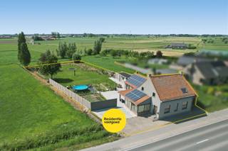 Instapklare open bebouwing met 5 slaapkamers op 1919m² te Merkem.<br />Op een centrale ligging, met een prachtig vrij uitzicht, bevindt zich deze ruime, energiezuinige woning. <br />De woning werd doorheen de jaren gerenoveerd en biedt vandaag alle hedendaags wooncomfort voor wie op zoek is naar ruimte en rust.<br />Met een bewoonbare oppervlakte van maar liefst 269 m², beschikt de woning over lichtrijke leefruimtes, een gezellige woonkamer en een volledig uitgeruste keuken die het hart van de woning vormt. <br />Dankzij de grote raampartijen geniet u overal van natuurlijke lichtinval en een mooi zicht op de tuin en de omliggende velden. Aansluitend zorgt de glazen uitbouw voor een extra leefruimte waar het in elk seizoen heerlijk vertoeven is.<br />De woning telt maar liefst vijf volwaardige slaapkamers, een comfortabele badkamer met zowel ligbad als instapdouche, een praktische wasplaats en een aparte bureauruimte, ideaal voor thuiswerk of hobby’s. <br />De grote west gerichte tuin biedt volop privacy en is de perfecte plek om in alle rust van de zon en het groene uitzicht te genieten.<br />Ook op energetisch vlak scoort deze woning bijzonder goed dankzij het EPC-label B, de aanwezigheid van 41 zonnepanelen, warmtepompen, hoogrendementsbeglazing en een doorgedreven isolatie. Hierdoor geniet u niet alleen van een aangenaam wooncomfort, maar ook van een energiezuinige en toekomstgerichte woning.<br />Daarnaast beschikt het perceel over meerdere tuinbergingen en veel praktische buitenruimte, ideaal voor extra opslag, hobby’s of tuinmateriaal.<br />Kortom, een ideale gezinswoning voor wie rustig en comfortabel wil wonen in een groene omgeving.<br /><br />De vermelde prijs is een richtprijs, elk bod wordt voorgelegd aan de eigenaar die zich het recht voorbehoudt om dit te aanvaarden of te weigeren.<br /><br />Neem voorsprong met een vrijblijvende en gratis schatting van uw eigendom via:<br />http://www.residentievastgoed.be/gratisonlineschatten<br /><br />EPC: 167 kWh/m² B-Label (Ref. DI00061)