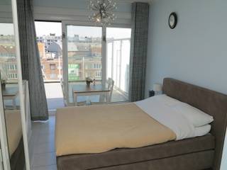 <p><strong>Résidence WESTEND PALACE C1</strong> : au 5ième étage (avec ascenseur jusqu'au 5ième étage à partir de février 2026), beau studio penthouse meublé, comprenant : un hall d'entrée avec kitchenette, living avec divan-lit pour deux personnes et donnant accès à une grande terrasse ensoleillée, salle de bains avec baignoire et toilette et cave privée en sous-sol. Nouveau châssis en PVC. Installation électrique conforme RGIE. Résidence avec local à vélos, jardin privé et piscine couverte. Façades et terrasses rénovées en 2021.</p>