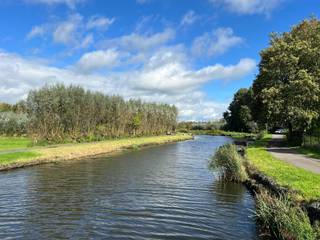 Ontdek deze prachtige bouwgrond in Sinaai, deelgemeente van Sint-Niklaas. Je woont er aan de rand van het dorp met in de buurt een basisschool (op 850 m), een bushalte (op 180 m) en de dorpskern (op 2,5 km). Dit pittoreske dorp in het Waasland biedt verschillende mooie stukjes natuur zoals Astgemete en de Moervaartmeersen. Via de E17 geniet je van een vlotte verbinding met o.a. Gent en Antwerpen.
Dit villaperceel geniet van een mooie, residentiële ligging en biedt een prachtig uitzicht over de omliggende natuur. De grootte van het perceel en de ruime stedenbouwkundige voorschriften (één of twee bouwlagen, vlak of hellend dak) bieden tal van mogelijkheden. Hier bouwen we jouw nieuwe, energiezuinige woning volledig op maat, tegen een vaste prijs. Een kijkje nemen? Je vindt deze bouwgrond in de Keizerstraat in Sinaai, links naast huisnummer 46.
Contacteer ons en ontdek alle mogelijkheden! Of vraag jouw gratis inspiratieboek: 250 pagina's boordevol woonideeën en plannen.