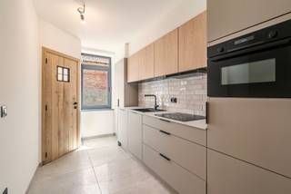 <p>Onze-Lieve-Vrouw Lombeek<br />Bent u op zoek naar een instapklare en energiezuinige woning met een stijlvolle landelijke afwerking? Dan is deze volledig gerenoveerde woning zeker een bezoek waard. Dankzij de kwalitatieve materialen, moderne technieken en praktische indeling is deze eigendom ideaal voor starters, (jonge) gezinnen, alleenstaanden of als investering.</p>
<p>De woning werd volledig gerenoveerd en is technisch volledig in orde. Zo beschikt ze over een nieuw dak, 9 zonnepanelen, PVC-ramen met hoogrendementsglas, ventilatiesysteem en centrale verwarming op aardgas met vloerverwarming op het gelijkvloers en radiatoren op de verdieping. Met een uitstekende EPC A-score geniet u van een energiezuinige en zorgeloze woning.</p>
<p>Ook de afwerking springt meteen in het oog. De landelijke keuken is uitgerust met kwalitatieve Bosch-toestellen, terwijl de mooie parketvloeren, volle binnendeuren en stijlvolle badkamer met inloopdouche zorgen voor een warme en tijdloze uitstraling.</p>
<p>Indeling:<br />Gelijkvloers met inkomhal, gastentoilet, volledig ingerichte keuken, technische berging, lichtrijke leefruimte met eetplaats en toegang tot het terras en de onderhoudsvriendelijke stadstuin.</p>
<p>Eerste verdieping met 2 ruime slaapkamers en een volledig ingerichte badkamer.</p>
<p>Zolder bereikbaar via uitklaptrap, ingericht als technische ruimte.</p>
<p>Troeven:<br />✔ Volledig gerenoveerd<br />✔ EPC A<br />✔ 9 zonnepanelen<br />✔ Vloerverwarming + centrale verwarming op aardgas<br />✔ PVC-ramen met hoogrendementsglas<br />✔ Ventilatiesysteem<br />✔ Hoogwaardige landelijke afwerking<br />✔ Onderhoudsvriendelijke stadstuin</p>
