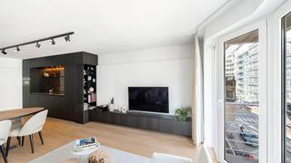 Move-in ready two-bedroom duplex apartment with terrace, enjoying a prime location just 30 metres from Rubens Square and close to the Albert Beach.<br />The apartment is tastefully finished and situated in a well-maintained and pleasant building (built in 2004).<br /><br />Layout: entrance hall with separate guest toilet, parquet flooring and a wrought-iron door leading to the bright living area with a fully equipped open-plan kitchen, finished in brown marble and oak veneer. Storage room.<br />Front-facing balcony with lateral sea view and views towards Rubens Square.<br /><br />On the living level, the master bedroom features an en-suite shower room (shower, washbasin and washing machine connection).<br /><br />The upper floor comprises a second spacious bedroom with rear terrace, as well as a separate shower room and toilet.<br /><br />Bicycle storage and private cellar included.