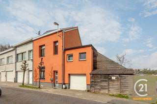 Deze ruime driegevelwoning in Machelen biedt een unieke kans voor wie op zoek is naar een solide basis met een uitstekende energetische score...