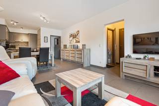 Ontdek dit tof appartement gelegen in een kleinschalig gebouw in een rustige straat nabij het centrum van Lier.Via de inkomhal , met gastentoilet,...