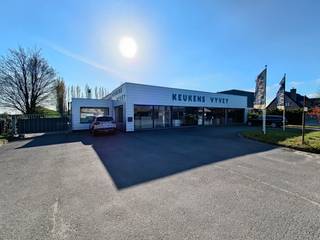 Een magazijn van +/- 1.440 m² met een woning van +/- 180 m² op een terrein van +/- 3.435 m² met voldoende manoeuvreer -en parkeergelegenheid.De loods...