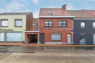 In het centrum van Meulebeke treffen we deze charmante jaren '50-woning, die door de jaren heen met de grootste zorg werd onderhouden. <br /><br />Via de recent vernieuwde voordeur komen we binnen in de inkomhal, met toegang tot de aangename leefruimte, aparte keuken en de praktische bijkeuken. In deze bijkeuken hebben we niet enkel aansluiting voor wasmachine en droogkast, maar ook een handige douchecel. <br /><br />Op de eerste verdieping bevinden zich twee zeer ruime slaapkamers en een badkamer.<br /><br />De vaste trap brengt je verder naar de zolder, een royale ruimte met diverse mogelijkheden: hier kan je perfect een derde en zelfs vierde slaapkamer creëren. <br /><br />Daarnaast beschikt de woning over een ruime inpandige garage en een grote, volledig omheinde, aangelegde stadstuin met uitweg.<br /><br />Ben je op zoek naar een ruime gezinswoning met een solide basis, veel potentieel en mogelijkheden voor verdere inrichting of renovatie – en dat allemaal zonder renovatieverplichting, pal in het centrum?<br />Dan is dit pand zeker een bezoek waard. Maak nu je afspraak en ontdek zelf het potentieel van deze gezellige gezinswoning.<br /><br />De geadverteerde prijs is een richtprijs