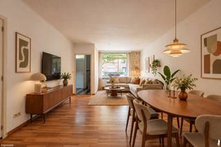 <p><strong>Op een autoluwe locatie in het centrum van Turnhout vindt u deze bijzondere stadswoning die wat liefde nodig heeft. Deze woning omvat 3 slaapkamers, doucheruimte, wc , tuin op zuidwesten en een gunstig EPC label B en conforme elektrische installatie.</strong></p>
<p>De inkomhal verwelkomt u meteen met karakter en geeft toegang tot de traphal en de gezellige leefruimte. In de woonkamer stroomt het daglicht rijkelijk binnen en is er voldoende plaats voor een aangename zithoek én een ruime eettafel waar u met familie of vrienden heerlijk kan tafelen. <br />De keuken is een absolute troef. Perfect ingemaakte maatkasten, kwalitatieve inbouwtoestellen en veel natuurlijke lichtinval maken van deze ruimte een fijne plek om te koken en te genieten. Extra praktisch is de wasplaats netjes weggewerkt achter een schuifwand en er is een kleine droge kelder voor extra opslag. Vanuit de keuken heeft u toegang tot het zuidwest georiënteerde terras, deels verhard en heerlijk beschut, waar u op mooie dagen rustig uit de wind kan genieten.<br /><br />Op de eerste verdieping springt de overloop meteen in het oog door originele vloeren, hogere plafonds en authentieke deuren. Deze verdieping biedt toegang tot twee slaapkamers, een grote en een kinderkamer. De zolderverdieping vormt een verrassend mooie extra ruimte. Ideaal als bureau, hobbykamer of als volwaardige derde slaapkamer.</p>
<p>Een stadswoning met karakter, licht en comfort, op een rustige locatie midden in de stad. Een unieke kans voor wie nog handen uit de mouwen steekt en charmant en zorgeloos wil wonen in het centrum van Turnhout.<br /><br />Bijzonderheden:</p>
<ul>
<li>
<ul>
<li>Stadstuin op zuid-westen</li>
<li>Centrum gelegen, doch super rustig</li>
<li>Elektra conform</li>
<li>Gunstig EPC</li>
<li>Op wandelafstand het kanaal Dessel - Schoten</li>
<li>Op een boogscheut van het prachtige Turnhouts Vennegebied én de Stadsboerderij</li>
</ul>
</li>
</ul>
<p><br /><br /><br /></p>