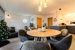 Dit instapklaar appartement is gelegen op de gelijkvloerse verdieping van een kleinschalig gebouw (7 appartementen) & geniet van een zéér...