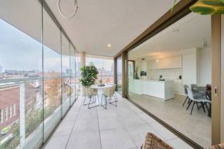 <span><b>Koop aan 6% btw (onder voorwaarden), ook interessant voor investeerders!</b><br /><br />De Bonnefant, wonen in het midden van de stad en toch omgeven door groen. Een iconisch gebouw op een centrale en culturele locatie waar er ruimte is voor luxe, een onvergetelijke woonervaring of zorgeloos wonen in een assistentiewoning. </span><br /><br /><span>Tussen de gebouwen van De Bonnefant is een </span><strong>groene doorsteek</strong><span> gecreëerd die de Demerstraat rechtstreeks verbindt met het begijnhof. Gezellig vertoeven in één van de twee gemeenschappelijke binnentuinen of liever een barbecue met de buren? Bovendien hebben de terrassen geïntegreerde plantenbakken die zijn uitgerust met een automatisch beregeningssysteem. Een extra groene beleving is verzekerd.</span><br /><br /><span>Het bestaande RTT-gebouw is volledig gerenoveerd met het behoud van de Hasseltse authenticiteit en verder uitgebreid met energiezuinige nieuwbouw. Parkeren in het centrum is geen evidentie maar toekomstige bewoners van De Bonnefant kunnen parkeren in de ruime ondergrondse parkeerplaats. Je kan ook je fiets kwijt in de fietsenstalling. </span><br /><br /><strong>APPARTEMENTEN MET WINTERTUIN:<br /></strong><span>De appartementen met wintertuin laten je zomer en winter genieten van de buitenruimte. Het open zicht en de geïntegreerde plantenbakken maken van deze hoekappartementen met 3 gevels een oase van rust. Er zijn telkens 2 slaapkamers en 2 badkamers voorzien.</span><br /><br /><span><span><strong>Wintertuin Appartement A4 APP 05 - Verdiep 4</strong></span><br />- bewoonbare oppervlakte: 138 m²<br />- oppervlakte wintertuinterras: 35 m²<br />- lichtrijke leefruimte met open keuken voorzien van kookeiland<br />- master bedroom met inloopdressing en ensuite-badkamer voorzien van ligbad en inloopdouche<br />- 2de slaapkamer met ensuite-douchekamer<br />- berging<br />- apart gastentoilet<br />- autostaanplaats in de afgesloten parkeerkelder <br /><br />GENIET VAN <strong>6% btw</strong> (onder voorwaarden). Vermelde prijs is exclusief ondergrondse parkeerplaats en exclusief registratie, btw en notariskosten. Alle appartementen werden volledig afgewerkt (inclusief schilderwerken) en zijn instapklaar. Contacteer ons voor een bezoek ter plaatse.<br /><br />Wij ontzorgen je ook voor <strong>de verkoop</strong> van je <strong>huidige woning</strong>! Voor meer uitleg helpen we je graag verder.<br /><br /></span>