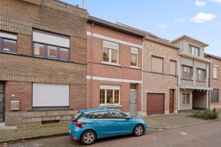 Deze rijwoning in Tienen is een ideale gezinswoning. Met een ruime tuin op het zuiden en een gezellig terras, is er voldoende ruimte om van het buitenleven te genieten. De gelijkvloers bestaat uit: inkomhal, een gezellige leefplaats/eetplaats, gevolgd door een ruime keuken en een praktische berging ernaast. Verder komen we nog een apart toilet tegen alsook een zeer praktische badkamer met ligbad en inloopdouche. Op het 1ste verdiep vinden wij 3 volwaardige slaapkamers tegen alsook een nuttige bureau ruimte en een apart toilet. Via een vaste trap bereiken we de zolder die gerenoveerd kan worden om er nog een extra kamer van te maken. De ligging van de woning is ideaal, met winkels, scholen en openbaar vervoer op loopafstand. Kortom, deze woning is voor wie op zoek is naar een comfortabele en gezellige thuis.