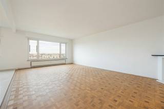 <p><span>ANTWERPEN - Jan Van Rijswijcklaan</span><span>: Volledig gerenoveerd, instapklaar appartement met 4 slaapkamers, 2 badkamers en 2 P.</span></p><p><span> </span></p><p><span>BESCHRIJVING:</span></p><p><span> </span></p><p><span>Dit prachtig, volledig gerenoveerd appartement is gelegen op de 8° verdieping van een goed onderhouden gebouw.</span></p><p><span> </span></p><p><span>Inkhomhal met toilet en vestiaire.</span></p><p><span>Vooraan bevindt zich de mooie en lichtrijke leef- en eetruimte op parket met prachtige vergezichten over Antwerpen.</span></p><p><span>Volledig geïnstalleerde,  open keuken voorzien van kasten en alle toestellen.</span></p><p><span>Aparte berging.</span></p><p><span>Het appartement beschikt over 4 ruime slaapkamers (allen op parket), waarvan twee uitgeven op een terras.</span></p><p><span>Badkamer 1 voorzien van ligbad en lavabomeubel.</span></p><p><span>Badkamer 2 met inloopdouche en lavabomeubel.</span></p><p><span> </span></p><p><span>Privatieve kelderberging inbegrepen.</span></p><p><span>Mogelijkheid tot aankoop van  2 autostaanplaatsen aan 30.000 €/stuk.</span></p><p><span> </span></p><p><span>BIJZONDERHEDEN:</span></p><p><span> </span></p><p><span>* Prachtige uitzichten</span></p><p><span>* Instapklaar</span></p><p><span>* Elektriciteit is conform</span></p><p><span>* Gemeenschappelijke kosten: ca 250 €/maand + 60 €/maand voor het reservefonds</span></p><p><span>* Zeer goed gelegen bij alle invalswegen, openbaar vervoer en winkels</span></p><p><span> </span></p><p><span> </span></p>