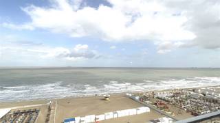 <p><span>Welkom in dit prachtige appartement in hartje Blankenberge, waar zee en stad elkaar ontmoeten in perfecte harmonie. Dit gezellige één-slaapkamerapartement biedt alles wat u zoekt voor een ideale kustlocatie.</span></p><p><span> </span></p><p><span>Het appartement beschikt over een open en lichte woonruimte met elegante inrichting, voorzien van comfortabele zithoek, eetgedeelte en functionele keuken. De smaakvolle keuzes in interieur creëren een warme, uitnodigende sfeer die zowel geschikt is voor permanent wonen als voor vakanties.</span></p><p><span> </span></p><p><span>De absolute hoogtepunt is het ruime balkon met panoramisch zeezicht. Hier kunt u genieten van de adembenemende uitzichten over de Noord Zee, het strand en de beroemde strandpaviljoens van Blankenberge. Dit is de ideale plek om koffie te drinken, te ontspannen of gewoon van het zeebriesje te genieten.</span></p><p><span> </span></p><p><span>De slaapkamer is compact maar praktisch ingericht, terwijl de badkamer voorzien is van alle nodige voorzieningen voor uw comfort en gemak. De woning bevindt zich in een modern, goed onderhouden appartementsgebouw in de eerste lijn van de zee.</span></p><p><span> </span></p><p><span>De ligging is fenomenaal. U bevindt zich direct aan het strand van Blankenberge, met directe toegang tot het levendige centrum vol restaurants, winkels en attracties. Het is een ideale plek voor zeeliefhebbers die de charme en energie van deze populaire kustplaats willen ervaren.</span></p><p><span> </span></p><p><span>Dit appartement is een aanwinst voor iedereen die op zoek is naar een authentiek kustleven met maximaal gemak en genot.</span></p><p><span>goede opbrengst, ideale investering. Aankoop garage mogelijk in hetzelfde gebouw.</span></p><p><span>Meer info Bel 050/415550</span></p>