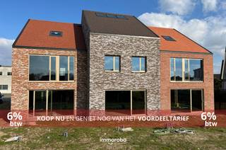 Je komt deze ruime, moderne woning binnen via de inkomhal waar je toegang hebt tot het gastentoilet, een eerste berging, de keuken en de leefruimte. Deze omvat een zithoek, een eethoek. Verder is er op het gelijkvloers ook nog een tweede berging onder de trap. Op de eerste verdieping heb je drie volwaardige slaapkamers, een volledig uitgeruste badkamer en een apart toilet. Via een vaste trap kan je nog naar de tweede verdieping die mogelijkheid biedt tot extra slaapkamer(s).<br /><br />Troeven: <br />- Lage energiepeil van E20<br />- Warmtepomp (Lucht-water) voor vloerverwarming en -koeling<br />- Zonnepanelen 1600 Wp<br />- Ventilatie type C<br />- Volledig geïsoleerd <br />- Achtergelegen carport is inbegrepen<br />- Voortuin aangelegd<br /><br />Meer info of een bezoek ter plaatse via tom@immoroba.be of 056 14 02 00<br /><br />Mooi meegenomen: de drie eerste woningen maken deel uit van een reconversieproject waardoor ze kunnen worden aangekocht aan 6% BTW (indien aan de voorwaarden wordt voldaan).