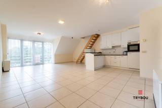 Ruim duplex appartement pal op de Markt van Houthulst.De indeling is als volgt:inkomhal - badkamer met inloopdouche, toilet en lavabomeubel - ruime...