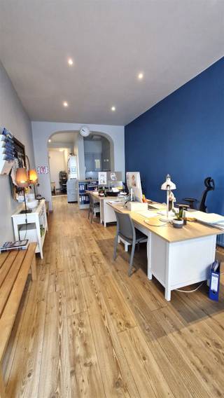 <p><span>Deze opbrengsteigendom is gelegen in de Driekoningenstraat  in Oud-Berchem.</span></p><p><span>De gelijkvloerse verdieping is verdieping wordt gebruikt als kantoor, vooraan is er mogelijkheid om klanten te ontvangen, achteraan is er een aparte bureauruimte, stockage en kitchenette.</span></p><p><span>Het appartement op de eerste verdieping is 62m² en heeft achteraan 1 slaapkamer.</span></p><p><span>Het bovenste appartement heeft eenzelfde indeling, alleen heeft deze op de derde verdieping nog twee extra slaapkamers en een badkamer.</span></p><p><span> </span></p><p><span>SV 21/10/2016; alle nutsvoorzieningen zijn apart; elektrische installatie is conform; asbestveilig; (simulatie tot) prima epc; volledig verhuurd</span></p>
