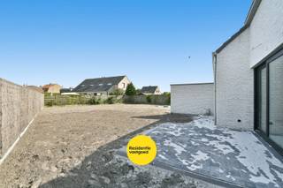 Op rustige doch centrale ligging in Gistel wordt deze nieuwbouwwoning gebouwd. Deze energiezuinige woning werd ontworpen met oog voor ruimte, licht en een praktische indeling, waardoor ze perfect aansluit bij de wensen van het moderne gezin.<br /><br />Bij het binnenkomen wordt u verwelkomd in een aangename inkomhal met gastentoilet. Verder opent de woning zich naar een bijzonder lichtrijke leefruimte waar grote raampartijen zorgen voor een mooie verbinding met het terras en de tuin. De open keuken sluit naadloos aan op de leefruimte en vormt het hart van de woning, ideaal voor gezellige familiemomenten en ontspannen avonden. Aansluitend bevindt zich een praktische was- en bergruimte. Op de verdieping bevinden zich drie volwaardige slaapkamers en een stijlvolle badkamer uitgerust met een ligbad, inloopdouche en dubbele lavabo. Daarnaast is er ook een afzonderlijk toilet voorzien. De zolderverdieping biedt extra opbergmogelijkheden en kan perfect dienen als stockageruimte.<br /><br />Bij de afwerking werd gekozen voor kwalitatieve, duurzame en onderhoudsvriendelijke materialen die bijdragen aan een tijdloze uitstraling en optimaal wooncomfort. Dankzij de combinatie van een warmtepomp, vloerverwarming, ventilatiesysteem en zonnepanelen geniet u bovendien van een bijzonder energiezuinige woning met een laag energieverbruik.<br /><br />Ook buiten werd alles voorzien om meteen zorgeloos te kunnen genieten. De woning beschikt over een aangelegd terras, private parkeerplaatsen, een genivelleerde tuin en een groene scheidingshaag die zorgt voor extra privacy en een aangename sfeer.<br /><br />De ligging vormt zonder twijfel een extra troef. U woont hier in een rustige omgeving, terwijl winkels, scholen, horeca en openbaar vervoer zich op korte afstand bevinden. Dankzij de vlotte verbinding met de autosnelweg geniet u bovendien van een uitstekende bereikbaarheid.<br /><br />Deze nieuwbouwwoning biedt de perfecte combinatie van modern wonen, kwalitatieve afwerking en een centrale doch rustige ligging in het hart van Gistel.<br /><br />E-peil: 21 - S-peil: 28 ~ Vg, Wg, Gvkr, Gvv, Gmo ~ Ref. MI24837