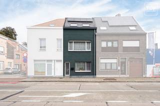 Deze instapklare mooie gezellige gezinswoning werd recent gerenoveerd en heeft 3 mooie slaapkamers. Met zijn EPC score van 105 kwh is het zo goed als een A woning. Het is voorzien van zonnepanelen en airco in alle kamers. <br />De woning is strategisch zeer goed gelegen!<br /><br />Het centrum van Gent is gemakkelijk te bereiken te voet of per fiets. Op amper 10 minuten fietsen ben je in de bruisende stad. Via het openbaar vervoer heb je een vlotte verbinding naar het stadscentrum alsook naar het station Gent St-Pieters en Gent Dampoort.<br />Er zijn tal van supermarkten, scholen, restaurants op wandel en/of fietsafstand terug te vinden. <br />Kortom, met de ligging van deze woonst is een auto absoluut niet noodzakelijk. <br />Doch ben je op minder dan 5 min op de R4, waardoor je een vlotte verbinding hebt naar de E17 en de E40. <br />Er is voldoende parkeermogelijkheid op 100 m van de woning.<br /><br />Via de inkomhal komen we terecht in de ruime leefruimte met open keuken. Op het gelijkvloers is er nog een extra bergruimte en toilet voorzien. We vinden er ook de toegang tot de kelder terug.<br />Op de eerste verdieping bevinden zich 2 ruime slaapkamers alsook de badkamer en de toegang tot het aangename terras. Dit om lekker lang te genieten, met voldoende privacy. <br />De 2de verdieping van de woning is de kers op de taart. Een hele grote lichtrijke ruimte, die kan dienen tot master bedroom, bureau of hobbyruimte, of een combinatie van de drie.<br /><br />Extra troeven :<br />- De woning werd in 2022 gerenoveerd en is perfect onderhouden<br />- Met zijn Epc B (105 kwh) score heeft het een gunstige waarde, waardoor de energiekost beperkt is<br />- De zonnepanelen en de airco toestellen in de slaapkamers zijn een absolute meerwaarde<br />- De eigenaars hebben geïnvesteerd in een water ontharder en elektrische rolluiken wat bijdraagt tot meer comfort<br />- Zomer of Winter, op het terras kan je het hele jaar door genieten van de buitenlucht<br /><br />Deze opportuniteit is ideaal voor wie in de stadsrand van Gent wil wonen. De indeling, de ruimtes en het aangename terras bieden dit huis alles om er een echte thuis van te maken<br /><br />Beschikbaar vanaf 1/06/2027. Akte datum is voorzien eind maart 2027. Via het verlengd genot blijven de eigenaars nog maximaal 2 maanden in de woning wonen mits het betalen van een bezettingsvergoeding van 1500 EUR aan de nieuwe eigenaars. <br /><br />Interesse in deze TOPPER? Contacteer dan snel Topvastgoed voor een bezoek op het nummer 0475 700 700