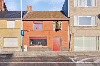 Deze te renoveren woning in Mol is gelegen in Mol-Ginderbroek en werd gebouwd in de jaren '70. We genieten hier van een uitstekende verbinding naar de omliggende gehuchten alsook de gemeente Balen, Geel, Lommel en Meerhout. <br /><br />De woning is voorzien van een ruime leefruimte, eetkamer met keuken, badkamer, drie slaapkamers en een veranda. <br />De woning beschikt over een gezellige stadtuin tuin en een terras. Daarnaast is er ook een garage aanwezig, wat handig is voor het parkeren van de auto of het opbergen van spullen.<br /><br />Dit pand is onderworpen aan de renovatieverplichting van de Vlaamse overheid voor residentiële gebouwen (behoudens bij sloop binnen 5 jaar na de aankoop). Consulteer voor meer informatie de website van het Vlaams Energie- en Klimaatagentschap via https://www.vlaanderen.be/een-huis-of-appartement-kopen/renovatieverplichting-voor-residentiele-gebouwen.<br /><br />Mogelijke financiële tegemoetkomingen (indien u aan de voorwaarden voldoet): sloop &amp; heropbouw of renovatie aan 6% BTW, tal van renovatiepremies en de Mijn VerbouwLening (tot € 60.000).