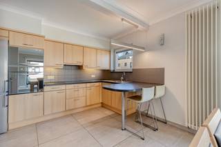 Ben je op zoek naar een instapklaar appartement met veel ruimte en een praktische indeling?<br />Dan is dit appartement in Burcht echt een toppertje.<br /><br />Je komt het appartement, op de tweede verdieping, binnen via de inkomhal, die toegang biedt tot de ruime en<strong> lichtrijke leefruimte</strong>. Dankzij de grote raampartijen geniet je hier van een aangename natuurlijke lichtinval. De open keuken sluit mooi aan op de leefruimte en vormt het hart van het appartement. Aansluitend bevindt zich een praktische berging/wasplaats.<br />Het appartement beschikt over <strong>drie slaapkamers</strong>, waarvan de kleinste momenteel is ingericht als dressing, maar uiteraard ook perfect dienst kan doen als kinderkamer, bureau of hobbyruimte.<br />De badkamer is voorzien van een lavabo, ligbad en douche, waardoor je geniet van alle comfort.<br />Daarnaast is er een gezellig inpandig terras.<br /><br />Als extra troeven beschikt het appartement over <strong>een lift, een privatieve autostaanplaats</strong>.<br /><br />Een ruim en verzorgd appartement op een gunstige ligging in Burcht, vlakbij winkels, openbaar vervoer en belangrijke invalswegen.<br />Interesse? Contacteer ons vandaag voor een bezoek.