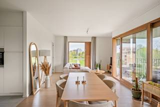 Dans un emplacement calme et verdoyant à Wilrijk se trouve ce magnifique appartement d'angle, économe en énergie, avec une surface habitable d'environ 83 m². Situé au 2ème étage d'un immeuble bien entretenu avec ascenseur, vous pourrez profiter ici du calme, de la lumière et d'une vue exceptionnelle sur la zone naturelle environnante.<br /><br />Le hall d'entrée spacieux donne accès à des toilettes invités séparées et à une salle de bains avec douche. Le salon lumineux forme le cœur absolu de l'appartement et, grâce à son emplacement d'angle, est entouré de grandes baies vitrées, offrant une abondance de lumière naturelle et une vue magnifique sur le vert. On trouve ensuite la cuisine ouverte entièrement équipée, équipée d'appareils de qualité et économes en énergie.<br /><br />Depuis le salon, vous avez accès à une agréable terrasse où vous pourrez profiter du calme du soleil du matin (orientation est). De plus, l'appartement dispose de 2 chambres à coucher.<br /><br />Investissement intéressant :<br />L'appartement est actuellement loué à 1 225 €/mois, complété par une provision de 200 € pour les frais communs, le chauffage et l'eau chaude.<br /><br />Atouts supplémentaires :<br />- PEB A11 - presque neutre en énergie<br />- Emplacement unique près d'une zone naturelle protégée<br />- Appartement d'angle très lumineux<br />- Éclairage et rideaux fournis par Rovassist<br />- Local à vélos avec points de recharge<br />- Accès facile à Anvers, à l'A12 et à l'E19<br />- Place de parking disponible à l'achat pour 28 000 €.<br /><br />Situé à distance de marche du centre commercial et avec tous les axes routiers à portée de main, cet appartement combine calme, accessibilité et rendement de manière unique.