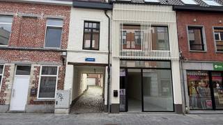 <p>Op zoek naar de perfecte plek voor uw zaak? <br />Deze <b>opvallende nieuwbouw handelsruimte</b> in de bruisende <b>Diestsestraat</b>is dé eyecatcher van de buurt!</p>
<p>Met een <b>grote glazen gevel</b> aan de straatzijde én extra <b>zijramen</b> geniet uw onderneming van maximale zichtbaarheid en een overvloed aan natuurlijk licht.</p>
<p>De ruimte van <b>105 m²</b> biedt tal van mogelijkheden: Winkel – Kantoor – Horeca – of een andere commerciële invulling naar wens.</p>
<p>Momenteel is de ruimte ingericht als massagesalon, maar ze is <b>volledig aanpasbaar</b> aan uw eigen concept.<br />Dankzij de <b>open indeling zonder draagmuren</b> kunt u uw interieur helemaal vrij vormgeven.<br /><br /><b>Toplocatie</b>, <b>veel passage</b> en <b>onmiskenbare zichtbaarheid</b> – de ideale basis voor een succesvolle onderneming!.<br /><br />Contacteer ons voor bijkomende informatie of een bezoek ter plaatse 0471 64 33 77.</p>
<p></p>
<p><b>Kenmerken</b></p>
<ul>
<li>Oppvl.: 105 m2</li>
<li>Verhuur casco, excl verdeelsleutel onroerende voorheffing</li>
<li>Individuele nutsvoorzieningen met aparte tellers</li>
<li>Beschikbaarheid: volgens afspraak</li>
<li>EPC: A+ label</li>
</ul>