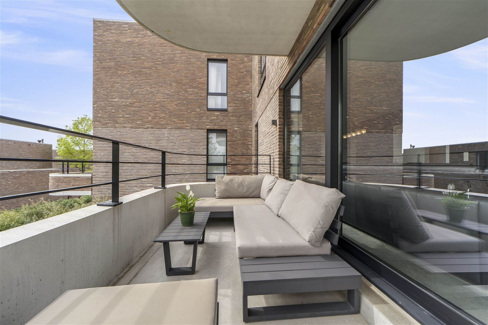 TE KOOP: Stijlvol appartement met zuidgericht terras én kanaalzicht in Hasselt! - foto 3