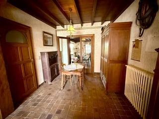 Te renoveren authentieke halfopen woning met goed onderhouden en ruime tuin (810m²) in het centrum van Adinkerke.<br /><br />De woning heeft een bewoonbare vloeroppervlakte van 237m² en is gelegen vlakbij scholen, winkels en de autostrade. <br /><br />Gelijkvloers: Inkomhal, woonkamer, ruime keuken, badkamer, bijkeuken, apart toilet, garage. <br />1e verdiep: Nachthall, apart toilet en 4 ruime slaapkamers<br />Zolderverdieping die nog kan worden ingericht. <br /><br />EPC: 808kWh/m² - Label F <br />Deze woning valt onder de renovatieplicht voor residentiële woningen. <br /><br />Meer info en virtueel bezoek: www.immodepanne.be