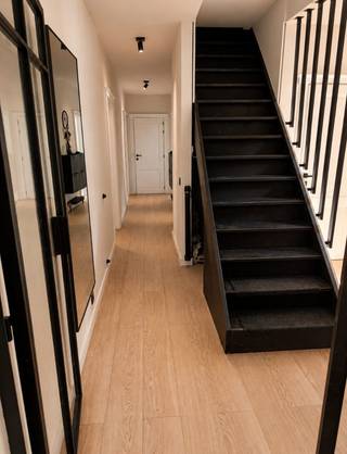 <p>Ruime woning op een perceel van 2.200 m² in Brecht<br />Gsm</p><p>Deze ruime woning is rustig gelegen, iets verder achterin op een perceel van ca. 2.200 m² aan de Schotesteenweg 137 te Brecht.<br />Op het gelijkvloers bevinden zich twee slaapkamers van elk ca. 14 m², een dressing van 9 m², een badkamer met inloopdouche en een grote leefruimte met open keuken. De keuken van DSM is uitgerust met diverse toestellen, waaronder een oven met stoomfunctie en een microgolfoven met ovenfunctie.<br />Op de eerste verdieping bevindt zich een zeer ruime slaapkamer met open badkamer, voorzien van twee lavabo's en een douchecabine. Daarnaast is er extra stockageruimte.<br />De woning beschikt over een veranda, garage en een sauna achteraan in de tuin.<br />Technische troeven:<br />EPC-label C, zonder renovatieverplichting op basis van dit label.<br />Dak volledig gerenoveerd ca. 5 jaar geleden, inclusief dakconstructie, isolatie, nieuwe dakpannen en 2 Velux-ramen.<br />Spouwmuurisolatie en PVC-ramen.<br />8 zonnepanelen.<br />Vernieuwde elektrische installatie.<br />Verwarming op stookolie, met gekeurde stookolieketel.<br />Stookolietank recent gekeurd en goedgekeurd tot 2031.<br />Veranda en garage zijn vergund.<br />Kortom: een ruime woning met drie slaapkamers, twee badkamers en tal van extra troeven, gelegen op een royaal perceel met veel privacy en groen. Een mooie opportuniteit voor wie comfortabel en rustig wil wonen in Brecht</p><p>Gsm</p>