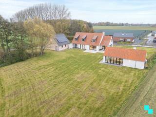 Deze landelijke en agrarische ligging wordt volledig omarmd door omliggende velden. De eigendom omvat een hoofdgebouw met een bewoonbare...