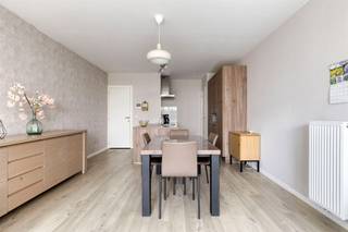 <p>Dit <strong>ruime en praktische appartement</strong> heeft een aangename buitenruimte, ideaal voor wie comfortabel en gelijkvloers wil wonen. Dankzij de <strong>twee terrassen</strong> en de aansluitende tuin geniet je hier van een bijzonder aangename woonomgeving. Via de aparte inkomhal betreed je het appartement, die rechtstreeks toegang biedt tot de leefruimte. Deze is voorzien van een <strong>moderne open keuken</strong>, uitgerust met een inbouwijskast, vaatwasser, kookvuur, dampkap, lavabo en een tal van praktische ingemaakte kasten. Aansluitend bevindt zich een praktische berging, voorzien van aansluitingen voor wasmachine en droogkast. De leefruimte geniet dankzij het grote schuifraam van een maximale lichtinval en biedt een mooi zicht op het groen en het eerste zuidgericht terras van ca. 11 m². Een ideale plek om in alle rust van het buitenleven te genieten.</p><p>Via de leefruimte bereik je de nachthal, die toegang biedt tot de verschillende slaap- en sanitaire ruimtes. Er zijn <strong>drie slaapkamers</strong>, waarvan twee slaapkamers van ca. 8 m² en een ruime derde slaapkamer van ca. 12 m². Deze laatste geeft rechtstreeks uit op het tweede terras van ca. 8 m². Verder beschikt het appartement over een apart gastentoilet, een badkamer en een afzonderlijke douchekamer met tweede toilet.</p><p>Extra: <br />- <strong>EPC 61 kWh/m2 jaar (Score A</strong> -> GEEN renovatieverplichting!)<br />- Elektriciteit conform. <br />- Watertoets: perceelscore D, gebouwscore A. <br />- Stedenbouwkundige informatie in aanvraag, maatregelenregister in aanvraag.</p><p>Nabij school, winkels, autosnelweg, openbaar vervoer, etc. Voor meer info ga naar www.coenenvastgoed.be of bel 03/375.82.92</p>