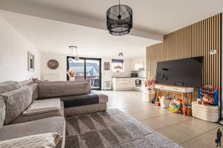 Ruim appartement in het centrum van Baarle-Hertog met dakterras van 23 m²!Het appartement is gelegen op de eerste verdieping in het hart van...