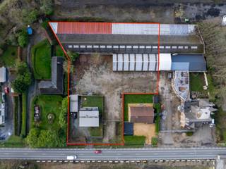 Op een uitstekende locatie te Heist-op-den-Berg, bevindt zich deze woonst/bureel met achterliggend zeer ruim magazijn van 1600 m² . U geniet hier van een uitstekende bereikbaarheid dankzij de centrale ligging vlakbij belangrijke invalswegen.<br /><br />We betreden de woning via de inkomhal. De lichtrijke leefruimte kunt u inrichten met een gezellige zithoek en aparte eetplaats. De keuken is mooi geïntegreerd in het geheel en voorzien van de voornaamste toestellen. Verder beschikt de woning op het gelijkvloers nog over een badkamer, uitgerust met lavabo, douchebad en apart toilet. Op de eerste verdieping beschikt u over 4 slaapkamers, apart toilet en een doucheruimte. Verder is er ook een ruime kelder en praktische garage aanwezig. Achteraan de woning beschikt u over een aangelegd terras met tuin, waar u steeds in alle rust en privacy kan genieten van het mooie weer.<br /><br />Het magazijn beschikt over een totale oppervlakte van 1600 m². Dit magazijn is ingedeeld in 2 delen die met elkaar verbonden zijn enerzijds 1250m² en anderzijds 350m² . Er is verder een zeer ruime parking voorzien van 1568 m². <br /><br />Dit is een uitstekende opportuniteit als u op zoek bent naar woonst met ruim magazijn en veel mogelijkheden op een uitstekende locatie nabij het centrum van Heist-op-den-Berg. Contacteer ons op 0473/38.29.40 voor meer informatie of neem een kijkje op www.boonstravastgoed.be. <br /><br />Bijzonderheden:<br />- Uitstekende ligging<br />- Oppervlakte magazijn 1600 m² en ruime parking van 1568 m²<br />- Diverse mogelijkheden