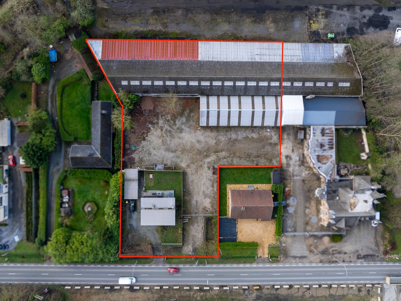 Zeer ruim magazijn van 1600 m² met woonst/bureel op een uitstekende locatie - foto 1