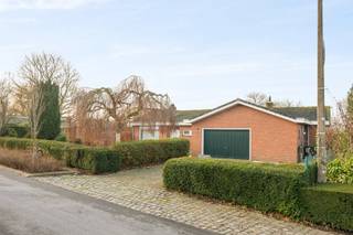 In een rustig gelegen straat in Esen, deelgemeente van Diksmuide, huisvest deze gelijkvloerse woning met volgende indeling:<br /><br />GELIJKVLOERS:<br />Inkomhal met vestiairekast - apart toilet - leefruimte met houtkachel - veranda - ingerichte keuken - koele berging - 3 ruime slaapkamers - ingerichte badkamer met ligbad/douche en lavabomeubel - zeer ruime garage met aansluiting voor de wasvoorzieningen en extra bergplaats - zolder.<br /><br />TUIN:<br />Ruime oprit - overdekt terras - tuinberging - gazon.<br /><br />ALGEMEEN:<br />- Rustige ligging! Op slechts 2km van het centrum van Diksmuide.<br />- Schrijnwerk: Hout, dubbele beglazing, rolluiken.<br />- Regenwaterput: 5.000l + steenput.<br />- Verwarming: CV op aardgas.<br />- Alles op de gelijkvloerse verdieping!<br /><br />Elk bod wordt voorgelegd aan de eigenaar!<br /><br />Bekijk alvast de 360° virtuele tour: https://bit.ly/3P2XRWA<br /><br />Meer info op www.vastgoedvanoverschelde.be