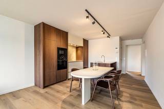 <strong>De Panne: Prachtig gerenoveerd 2-slaapkamerappartement te koop</strong>
<p>Dit prachtig gerenoveerde appartement is gelegen in de gegeerde en goed onderhouden Residentie Aurora, op enkele stappen van de zeedijk. Dankzij de ligging op de tweede verdieping geniet u van een aangenaam en open zicht. Het appartement werd professioneel en volledig gerenoveerd en combineert een hoogwaardige afwerking met hedendaags comfort en een uitstekende ligging. Een ideale kuststek voor wie op zoek is naar een instapklaar appartement aan zee.</p>
<p>De mogelijkheid bestaat om een private garage in de residentie aan te kopen mits meerprijs.</p>
<p><strong>Indeling:</strong><br />Inkomhal, volledig ingerichte keuken met geïntegreerde eettafel en lichtrijke woonkamer met toegang tot het zongerichte terras met prachtig open zicht. Verder zijn er twee volwaardige slaapkamers met ingebouwde dressing, een apart toilet en een moderne badkamer met inloopdouche en aansluiting voor de wasmachine. Het appartement beschikt tevens over een private kelderberging.</p>
<p><strong>Troeven:</strong></p>
<ul><li>Volledig en professioneel gerenoveerd</li><li>Topligging op enkele stappen van de zeedijk</li><li>Zongericht terras met open zicht</li><li>Hoogwaardige afwerking</li></ul>