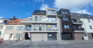 Ontdek dit modern en lichtrijk nieuwbouwappartement in de stijlvolle Residentie Fritz Vincke,ideaal gelegen in het hart van Bredene Dorp.Het...