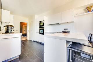 In de zeer gewilde wijk Louise, in de Paul Spaakstraat, in een elegant luxewooncomplex met een eigen, bosrijk park, presenteren wij u dit opmerkelijke duplexappartement van ±240 m² op de 5e en 6e verdieping.<br />Een gezinsappartement dat bijzonder zeldzaam is op de markt en dat ruimte, lichtinval, terrassen, uitzicht, bouwkwaliteit en een bevoorrechte ligging op een steenworp afstand van de Louizalaan combineert.<br /><br /><span>Op de 5e verdieping:</span><br /><br />Entreehal met marmeren vloer, gepantserde deur, garderobe en gastentoilet<br />Ruime woonkamer met houten vloer van ± 52 m², met toegang tot een terras van ± 10 m²<br />Volledig uitgeruste keuken van ± 18 m² met eethoek, toegang tot het terras en stookruimte<br />Comfortabel kantoor van ± 26 m² (momenteel in gebruik als eetkamer)<br />Hoofdslaapkamer van ± 20 m² met toegang tot een eigen badkamer (bad, douche en dubbele wastafels) <br /><br /><span>Op de 6e verdieping:</span><br />
<ul>
<li>Slaapgedeelte</li>
<li>Slaapkamer van ± 19 m² met toegang tot een terras van ± 21 m² en een eigen doucheruimte (douche, wastafel, toilet en wasruimte)</li>
<li>Slaapkamers 3 en 4 zijn momenteel samengevoegd tot één grote slaapkamer van ± 28 m² met toegang tot het terras</li>
<li>Badkamer (bad, douche en dubbele wastafels)</li>
<li>Toilet</li>
<li>Opslagruimte op zolder van ± 15 m²</li>
</ul>
<span>Op de 1e kelderverdieping</span>: parkeerplaatsen 9 en 10<br /><br /><span>Op de 2e kelderverdieping</span>: kelder nr. 1