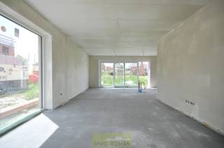 Deze BEN-woning is gelegen in een zijstraat van de invalsweg richting Ronse komende van Brakel, treft men deze gloednieuwe verkaveling! Dit op slechts 5 minuten van het bruisende stadscentrum van Ronse, met tal van horeca- en handelszaken, scholen en openbaar vervoer.<br /><br />In zijn totaliteit worden hier 15 hedendaagse BEN-woningen (reeds 4 verkocht) gerealiseerd, een <strong>verkeersluwe wijk</strong> die enkel toegankelijk is voor bewoners en een gezellige woonomgeving geniet door de gemeenschappelijke groenzone. Er is voldoende parkeergelegenheid in de wijk aanwezig, doordat er maar liefst <strong>32 privatieve carports</strong>, 8 privatieve parkeerplaatsen en parkeerplaatsen voor bezoekers voorzien worden.<br /><br />De woning is ingedeeld als volgt: ruime inkomhal, apart toilet, een open leefruimte met keuken en een aparte bergruimte. Op het 1ste verdiep zijn er <strong>3 slaapkamers</strong>, een badkamer, de nachthal, een apart toilet en een technische berging aanwezig. Verder is er nog een privatieve tuin met terras! <strong>Inbegrepen is 1 privatieve carport!</strong><br /><br />Maak snel een afspraak en ontdek alle details, bovendien heeft u als koper ook inspraak in de materiaalkeuze van oa. de badkamer, keuken, betegeling...<br />Interesse? Contacteer Kyamo De Smet: 0479 06 13 71