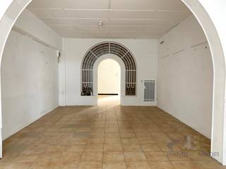 Op zoek naar een investering met karakter of een nieuwbouwproject op toplocatie? Dan is dit pand precies wat u zoekt!<br />Op slechts enkele minuten van het strand en het levendige centrum van Oostende, ontdekt u dit veelzijdige gebouw met een zee aan potentieel.<br /><br />✨ Wat mag u verwachten?
<ul>
<li>Een handelsgelijkvloers (127 m²) – momenteel vergund als expositieruimte. Perfect voor een galerie, kantoor, winkel of creatieve invulling.</li>
<li>Twee ruime appartementen (87 m² elk) – licht, groot en klaar om met de juiste renovatie omgetoverd te worden tot moderne wooneenheden.</li>
<li>Een zolder (47 m²) – ideaal voor uitbreiding of extra opslag.</li>
<li>Achteraan een gezellig zaaltje met bar (43 m²) – perfect voor events, hobbyruimte of een bijkomende bestemming.</li>
<li>Fietsenberging (16 m²) – handig en praktisch.</li>
<li>Een volledige kelder – elke entiteit kan zijn eigen berging krijgen.</li>
</ul>
🏷️ EPC-labels:<br />Gelijkvloers: D<br />Appartementen: F ( attesten 0003684271-RES-1 en 0003684871-RES-1)<br /><br />🌊 Ligging:<br />Dit pand ligt in de Torhoutsesteenweg, een bruisende buurt met winkels en openbaar vervoer vlakbij. U woont of investeert hier op een boogscheut van de zee en de zeedijk, én met het stadscentrum om de hoek.<br /><br />🔑 Waarom dit pand?<br />Unieke renovatiekans voor wie houdt van karaktervolle gebouwen<br />Geschikt als opbrengsteigendom of nieuwbouwproject<br />Grote ruimtes, veel lichtinval en extra troeven zoals het achterzaaltje en de kelder<br />Dit is een uitzonderlijke kans in Oostende – een pand met zoveel mogelijkheden komt zelden op de markt.<br /><br />ELK BOD WORDT VOORGELEGD AAN DE EIGENAAR.<br /><br />📍 Interesse? Contacteer ons vandaag nog voor meer info of een bezoek via 0496 68 84 67 of www.ensor.immo