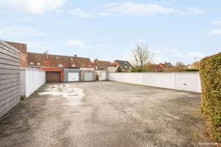 Garage te koop in Rumbeke centrum.De garage bestaande uit een metalen garagepoort en heeft een diepte van 5.95m en breedte van 2.60m.De garage is...