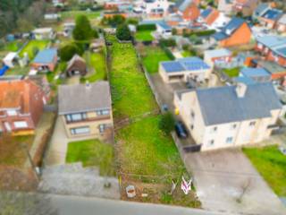 Gunstig gelegen bouwgrond voor een halfopen bebouwing. Het perceel is 10,5 meter breed, 83 meter diep en heeft een totale oppervlakte van ca 800m²...