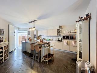 <strong>PLUSPUNTEN:</strong><br />+ bewoonbare oppervlakte: 156 m²<br />+ 2 slaapkamers (3 mogelijk)<br />+ gelijkvloers gelegen<br />+ zeer ruim appartement<br />+ gezellige stadstuin/terras<br />+ EPC B-label, asbestvrij<br />+ private autostaanplaats en berging<br />+ instapklaar<br />+ verhuurd dus direct rendement<br /><br /><strong>ALGEMEEN:</strong><br />Ontdek dit uitzonderlijk ruime gelijkvloerse appartement met een bewoonbare oppervlakte van maar liefst 156 m², ideaal gelegen in het hart van Hamont-Achel. Dankzij de centrale ligging bevinden winkels, horeca, scholen en openbaar vervoer zich op wandelafstand, terwijl u toch geniet van de rust en het comfort van een aangename woonomgeving.<br /><br />Bij het betreden van het appartement wordt u verwelkomd in een ruime inkomhal die toegang biedt tot de lichtrijke leefruimte. De royale woonkamer vormt samen met de open keuken het hart van de woning en biedt alle ruimte om gezellig te koken, tafelen en ontspannen. Aansluitend bevindt zich een extra zitplaats die perfect kan dienen als tv-hoek, leesruimte, speelkamer of thuisbureau.<br /><br />Verder beschikt het appartement over twee volwaardige slaapkamers, een comfortabele badkamer, een praktische wasplaats en een apart gastentoilet. Achteraan geniet u van een gezellige stadstuin waar u in alle privacy kunt ontspannen of gezellig kunt genieten van een zomerse avond.<br /><br />Met zijn doordachte indeling, royale ruimtes, energiezuinige EPC B-label en uitstekende ligging is dit appartement een ideale keuze voor wie op zoek is naar comfortabel en zorgeloos wonen in het centrum van Hamont-Achel. Een unieke opportuniteit die ruimte, licht en een toplocatie perfect weet te combineren.<br /><br /><strong>INDELING:</strong><br />+0: inkomhal, toilet, open leefruimte, keuken, extra zitplaats, nachthal, badkamer, wasplaats, 2 slaapkamers, stadstuin<br /><br /><strong>FINANCIERING:</strong><br />Een succesvolle vastgoedtransactie begint met een goede voorbereiding. Wij adviseren kandidaat-kopers om hun financiële mogelijkheden tijdig in kaart te brengen, zodat zij met de nodige zekerheid en vertrouwen kunnen handelen wanneer de juiste opportuniteit zich aandient.<br /><br /><strong>VERKOPEN OF VERHUREN MET EEN STRATEGISCHE AANPAK?</strong><br />Dankzij het vertrouwen van onze klanten en onze sterke marktpositie zijn wij voortdurend op zoek naar kwalitatieve eigendommen. Overweegt u te verkopen of te verhuren? Ontdek vrijblijvend onze persoonlijke aanpak en hoe wij uw eigendom optimaal positioneren om de juiste doelgroep te bereiken.<br /><br /><strong>ALS EERSTE OP DE HOOGTE VAN NIEUW AANBOD:</strong><br />De beste eigendommen worden vaak gevonden vóór ze breed beschikbaar zijn. Schrijf u vrijblijvend in via onze website en ontvang nieuw aanbod dat aansluit bij uw wensen en zoekcriteria.<br /><br /><strong>UW VASTGOED, ONZE EXPERTISE:</strong><br />Elke eigendom verdient een persoonlijke strategie. Met een combinatie van marktkennis, professionele presentatie, actieve klantenbenadering en een sterk netwerk begeleiden wij onze klanten naar een succesvol resultaat.<br /><br /><strong>PERSOONLIJKE SERVICE, PROFESSIONELE BEGELEIDING:</strong><br />Een vastgoedbeslissing vraagt een doordachte aanpak. Ons ervaren team staat klaar om u persoonlijk te adviseren en te begeleiden bij elke stap. Contacteer ons via +32 89 87 03 67 of via info@immosign-plus.be.