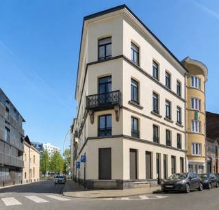 <p>Mooi, gezellig en centraal gelegen studio in het historisch centrum van Brussel waar het aangenaam wonen is. Het bevindt zich op de gelijkvloerse verdieping van een kleine en goed beheerde en onderhouden residentie.<br />Het bestaat uit een inkomhal, een slaaphoek, een keuken en een doucheruimte met toilet.<br />Gelegen vlakbij het Sint-Katelijneplein en op amper 10 minuutjes wandelen van de Grote Markt en in de onmiddellijke nabijheid van metrohalte Sint-Katelijne, scholen, restaurants, winkels en andere faciliteiten.<br />Ideaal voor eigen bewoning, als pied-à-terre of als investering met een mooi huurrendement. Momenteel verhuurd.<br />Te bezoeken!<br />EPC klasse G, 709 kWhEP/m²/an, 142 CO² par m².</p>