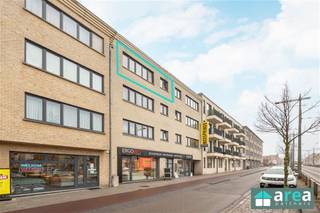<p><span>Dit instapklaar 2 slaapkamer appartement bevindt zich op een centrale locatie in Hoboken. Het betret een appartement met terras op de 2</span><span><sup>de</sup></span><span> verdieping in een goed onderhouden appartementsgebouw. Omwille van de centrale ligging is het appartement goed bereikbaar en in de nabijheid van verschillende invalswegen (A12 & Ring van Antwerpen. In de directe omgeving zijn er tal van winkels en scholen, ideaal bereikbaar te voet of met het openbaar vervoer.</span></p><p><span> </span></p><p><span>Ideaal om er zelf in te wonen of als investering.</span></p><p><span>Thans verhuurd aan €950/mnd (rendement van 5,18%)!</span></p><p><span> </span></p><p><span>Grootste troeven:</span></p><p><span>-Centrale locatie<br />-Instapklaar</span></p><p><span>-Gezellig zuidoost gericht terras (8m²)<br />-Conforme elektrische keuring!<br />-Gunstig EPC B (142 kWh/m2)!</span></p><p><span> </span></p><p><span>Indeling: langs voorzijde bevindt zich de ruime en lichte living (30m²) met aansluitend de geïnstalleerde keuken (10m²). Via de nachthal treffen we de badkamer (7m²) met ligbad en aansluiting voor het wasmachine alsook een apart toilet. Verder is er nog een extra kamer (8m²), ideaal als bureauruimte of berging. Aan achterzijde bevinden zich de 2 slaapkamers (17m² & 14m²), waarvan de kleinere toegang heeft tot het zuidoost-gericht terras (8m²).</span></p><p><span> </span></p><p><span>Voor meer informatie kan u terecht bij Area Partners. INFO@area.be of 03/ 284.60.60 </span></p>