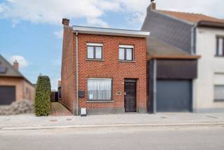 Te renoveren halfopen woning in Koekelare, ideaal voor wie een project zoekt. De woning heeft een leefruimte met eethoek en zithoek, een...