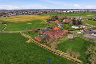 Oude hoeve met woning, stallingen, hangar en weides met mogelijkheid tot aankoop 4,51ha achterliggende gronden (weiland - bouwland & hooiland).Deze...