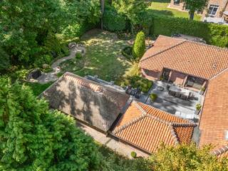 Deze charmante villa straalt karakter en mediterrane charme uit. De woning biedt een praktische en ruime indeling met het comfort van gelijkvloers wonen. Met 4 slaapkamers, 2 badkamers, een dubbele inpandige garage en een dubbele carport is er ruimte in overvloed. De gezellige tuin met bijgebouw vormt de ideale plek om in alle rust te ontspannen en te genieten.<br />Deze woning is gelegen in de geliefde residentiële wijk Kayenberg in Zolder, een rustige en groene omgeving met een aangename woonkwaliteit. Dankzij de centrale ligging bevinden winkels, scholen, openbaar vervoer en belangrijke invalswegen zich op korte afstand, waardoor je geniet van zowel rust als een uitstekende bereikbaarheid.<br /><br />=> Gelijkvloers<br />- Inkomhal met vestiaireruimte en apart gastentoilet<br />- Via de glazen deur kom je in de lichtrijke leefruimte met een authentieke Franse stenen vloer en een gezellige zithoek met gashaard<br />- De authentieke houten balken zorgen voor extra warmte en karakter<br />- Dankzij de grote schuiframen geniet je van een naadloze verbinding met de tuin en binnenkoer<br />- Aansluitend bevindt zich de praktisch ingerichte keuken voorzien van alle nodige comfort en een aangename ontbijthoek<br />- Multifunctionele ruimte ingericht als bureel of studio met apart slaapgedeelte<br />- Hal met toegang tot de verschillende kamers<br />- Master bedroom met ensuite badkamer uitgerust met een ligbad en dubbele lavabo in natuursteen<br />- Tweede slaapkamer voorzien van een eigen douche en lavabo<br />- Derde slaapkamer met praktisch ingebouwde kasten<br />- Aparte badkamer voorzien van een douche en dubbele lavabo in fraai badkamermeubel <br /><br />=> Tuin<br />- Inpandige garage met automatische sectionale poort en plaats voor twee auto's, aangevuld met een dubbele carport<br />- De fraai aangelegde tuin vormt een groene oase van rust en privacy <br />- Sfeervol eiken bijgebouw met rieten dak, ideaal als lounge of ontspanningsruimte<br />- Meerdere terrassen waar je in alle rust kan vertoeven <br />- Het perceel is volledig omheind en afgesloten met een toegangspoort voor extra privacy <br /><br />=> Indeling<br />- Gelijkvloers: inkomhal, gastentoilet, woonkamer met eetplaats, keuken, nachthal, multifunctionele ruimte ingericht als bureel met apart slaapgedeelte, master bedroom met ensuite badkamer, tweede slaapkamer met eigen douchecel en lavabo, derde slaapkamer, aparte gastenbadkamer, dubbele inpandige garage met wasplaats/berging, bijgebouw<br />- Zolder: opbergruimtes
