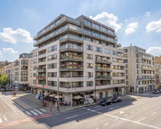 <p><span><span>Dit gemeubelde appartement bevindt zich in de uitstekend onderhouden en beveiligde residentie “Manhattan View”, opgeleverd in 2011, en geniet van een topligging op wandelafstand van de Nieuwstraat, metrostation Rogier, het treinstation, Manhattan Center en de Grote Markt van Brussel. De residentie is uitgerust met een badgesysteem, wat zorgt voor extra comfort en veiligheid. Het appartement is gelegen op de eerste verdieping en beschikt over een netto bewoonbare oppervlakte van 83 m². De indeling omvat een inkomhal, een lichtrijke woonkamer met volledig ingerichte open keuken, een nachthal, een gastentoilet, twee volwaardige slaapkamers van respectievelijk 11 m² en 15 m², elk met een eigen badkamer uitgerust met douche, tweede toilet en wastafelmeubel, evenals een bureau dat desgewenst kan worden ingericht als derde slaapkamer. Zowel de woonkamer als het bureau bieden toegang tot het oost-georiënteerde terras van 5 m², waar u kan genieten van een aangenaam uitzicht op het levendige stadsleven. Extra troeven zijn de uitstekende bereikbaarheid via de kleine Brusselse Ring en de nabijheid van de autosnelwegen E40 en E19. Vrij bij akte! De aankoop van een binnenstaanplaats is eveneens mogelijk. Kortom, een ideale uitvalsbasis voor expats én stadsbewoners die comfortabel en centraal willen wonen. Contacteer Frederik vrijblijvend voor meer informatie of een (eerste) bezoek: +32 498 476 221 / </span></span>frederik@immo-time.be</p>