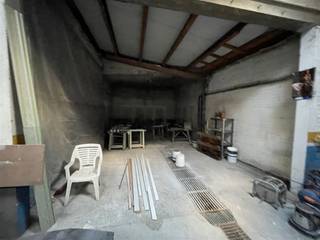 Magazijnruimte van 165 m².  Er is verlichting en regenwater voorzien.  Elektriciteitsverbruik 50 euro per maand.   Vrij vanaf 01/06/2026.  Voor...